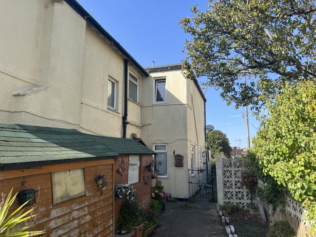Lot: 116 - FLAT FOR REPAIR AND REFURBISHMENT - General view of access to property